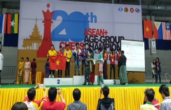 Mr. Nandan Singh Bhaisora, Consul General giving away medals to the winners during Awarding Ceremony of the 20th ASEAN+ Age- Group Chess Championship 2019 in Mandalay.